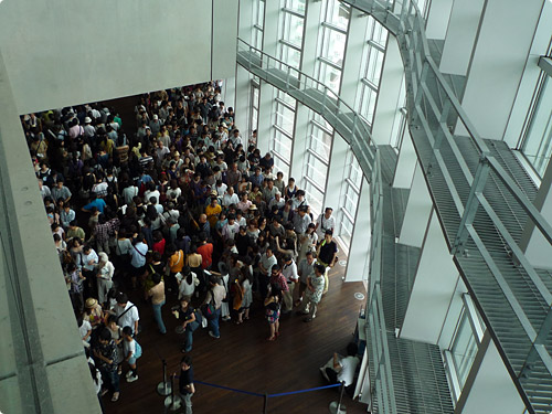 オルセー美術館展に並ぶ人々