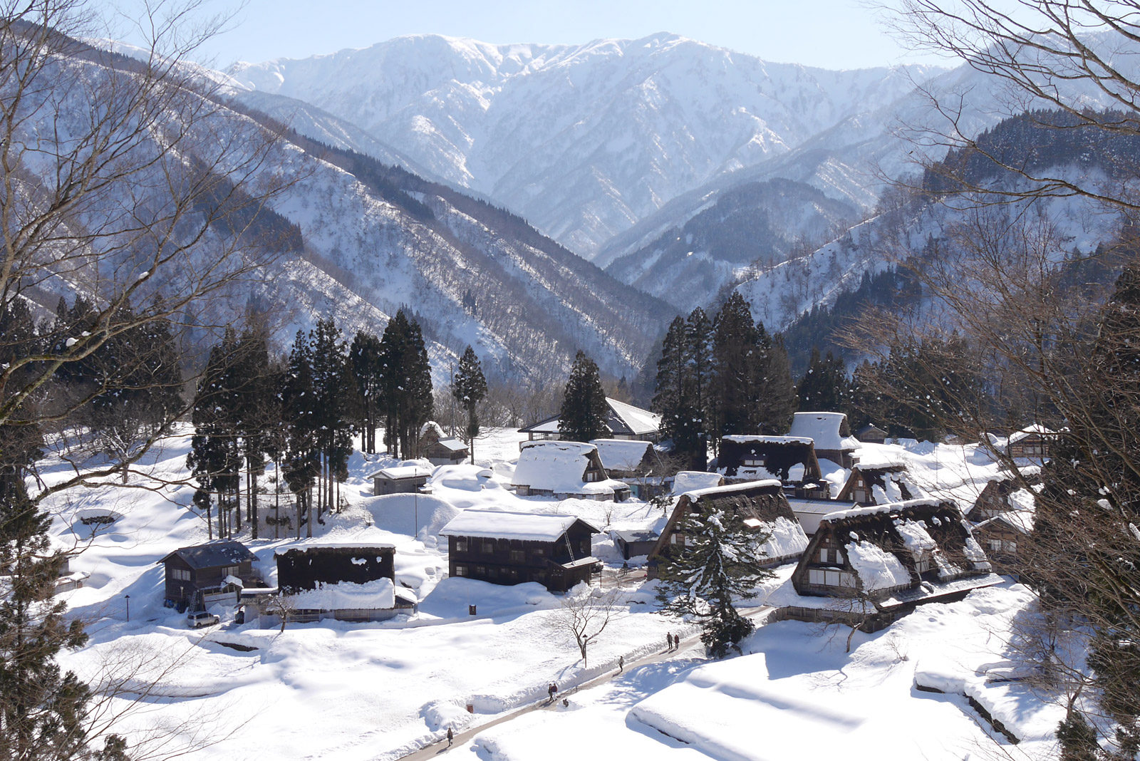 雪晴れに輝く合掌の里